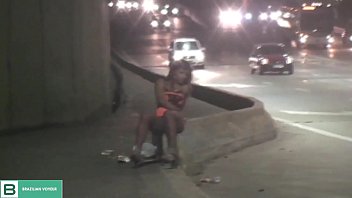 Ela bem safada saiu mostrando cu na rua
