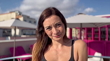 Milf me lleva a su habitación de hotel me hace una paja con los pies y me hace la mamada de mi vida
