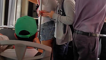 Arrimones en el transporte publico se salen de control y termino brincando encima de su verga