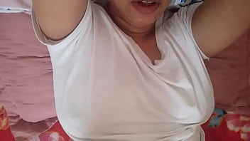 Que alguien me desbarate mi coño estrecho mientras tanto me masturbo sólita real casero amateur