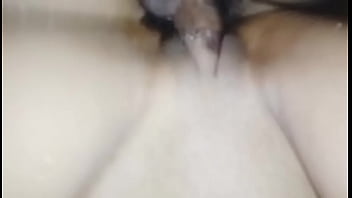 Não aguentou rolada é gozou no pau do cara