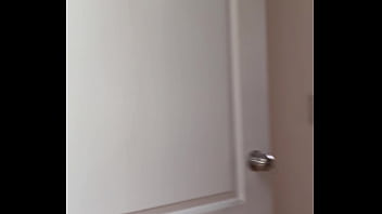 Asesora inmobiliaria novata acepta follar con su cliente en la casa para hacer su primera venta