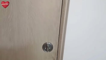 Sexo casero con mi mejor madrastra ella me abre las piernas y me la follo en el baño a lo ultimo le echo mi semene en su cara sexo casero