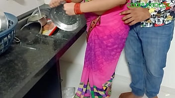 भांडे धो रही बाई को बोला मन जाओ चोदने दो ना