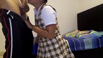 Me dejan la casa sola y me escapo de la escuela con novia para dejarle el coño boquiabierto y lleno de semen cremoso