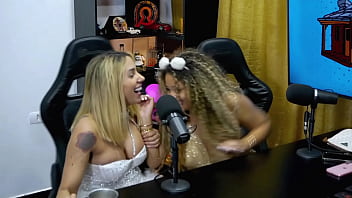 Bruna lambertini estava morrendo de tesão no podcast mostrou o cuzinho estava cheio de pena de ganso oque você faria com ela - podcast pápum no barraco