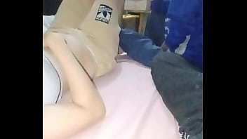 Mis hermanastras me ayudan a liberar un poco de leche en sus tetas mientras la otra se lo come traga semen mi hermanastra