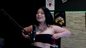 Morena gostosa e tatuada most seus gndes peitos no jogo do "eu nunca" logo após falar que estnhou o grelo da amiga e o que fez no sexo - kalyca watch sheer red