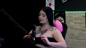 Morena gostosa e tatuada most seus gndes peitos no jogo do "eu nunca" logo após falar que estnhou o grelo da amiga e o que fez no sexo - kalyca watch sheer red