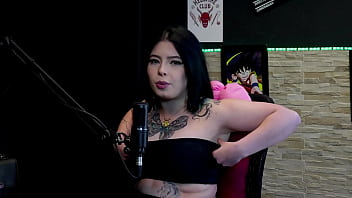 Morena gostosa e tatuada most seus gndes peitos no jogo do "eu nunca" logo após falar que estnhou o grelo da amiga e o que fez no sexo - kalyca watch sheer red