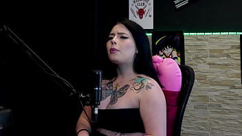 Morena gostosa e tatuada most seus gndes peitos no jogo do "eu nunca" logo após falar que estnhou o grelo da amiga e o que fez no sexo - kalyca watch sheer red