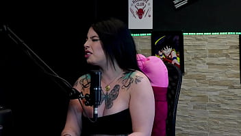 Morena gostosa e tatuada most seus gndes peitos no jogo do "eu nunca" logo após falar que estnhou o grelo da amiga e o que fez no sexo - kalyca watch sheer red