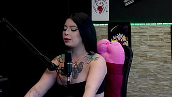 Morena gostosa e tatuada most seus gndes peitos no jogo do "eu nunca" logo após falar que estnhou o grelo da amiga e o que fez no sexo - kalyca watch sheer red