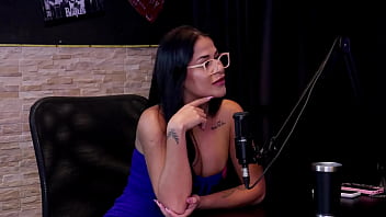 Morena gostosa e tatuada most seus gndes peitos no jogo do "eu nunca" logo após falar que estnhou o grelo da amiga e o que fez no sexo - kalyca watch sheer red