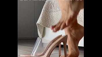 Sapete già quanto io ami mostrare i miei piedi giocarci e indossare tacchi stupendi #feet #feet #heel