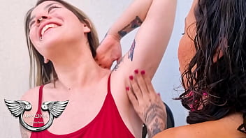Amiga safada queria que eu ajudasse ela a se depilar quem vai negar de depilar uma gostosa dessa