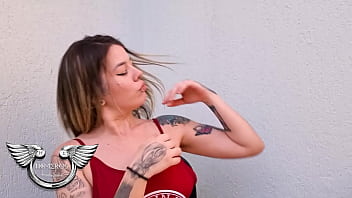 Amiga safada queria que eu ajudasse ela a se depilar quem vai negar de depilar uma gostosa dessa
