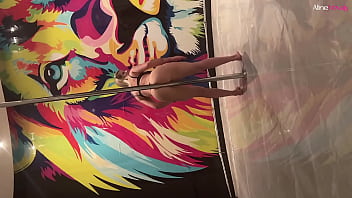 Novinha safada se deliciando com o vibrador enquanto devora a rola do seu corninho - aline novak