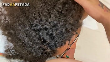 Puta tomou banho pra limpar a porra que tava dentro da bucetinha dela para o corno não desconfiar