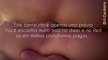 A gostosa drii cordeiro sentando e rebolando no pau do safado que deixou sua buceta toda gozada no final