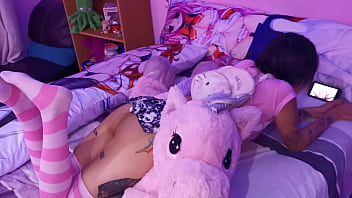 Mirando porno en su celular y sin bragas esperando ser follada