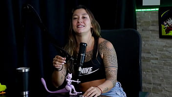 Safada faz um stripper bem sensual mostrando seus peitos depois de falar que nunca sugeriu uma transsexual e quando perdeu a virgindade - flor de damiana watch sheer red