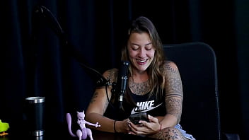 Safada faz um stripper bem sensual mostrando seus peitos depois de falar que nunca sugeriu uma transsexual e quando perdeu a virgindade - flor de damiana watch sheer red