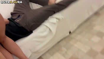 Traindo a confiança da minha amiga corna - minha amiga estava na balada enquanto eu passei na casa dela chegando o marido estava no sofá eu puta como sou ja cheguei pelada pra ser fodida