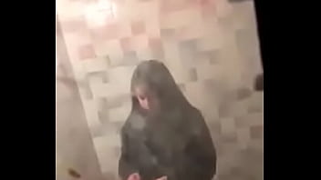 Mi prima en el baño