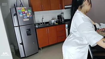 Invito a mi hijastro a comer un poco de pizza pero lo que me doy en mi jugoso coño para que lo disfrute - parte 1