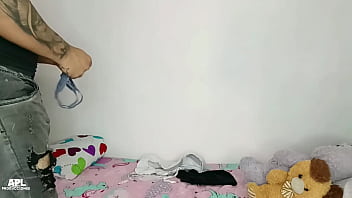 Llego a mi cuarto despues de darme una ducha y me doy cuenta que el cachondo del hijastro de mi hermanastra se esta tocando su gran polla con mi ropa interior terminamos follando - parte 1