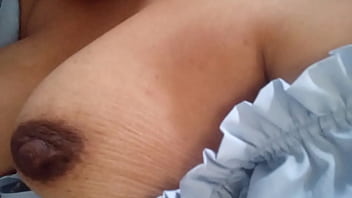 Esposa caliente masturba ya que el vago de su marido le dejo con su coño mojado ya que solo follaron una vez