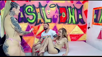 Minha madrasta saiu para trabalhar e fui dar pro marido dela ela nos pegou no flagra falei pra ela vim tbm participar da putaria completo no sheer e red
