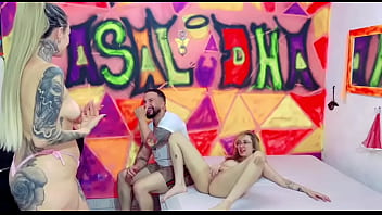 Minha madrasta saiu para trabalhar e fui dar pro marido dela ela nos pegou no flagra falei pra ela vim tbm participar da putaria completo no sheer e red