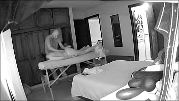 Decidi tomar un masaje real en casa y el masajista fue muy profesional hasta que le pedi ponerme un plug en el culo y termino fajandome desnuda