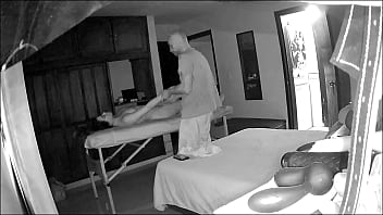 Decidi tomar un masaje real en casa y el masajista fue muy profesional hasta que le pedi ponerme un plug en el culo y termino fajandome desnuda