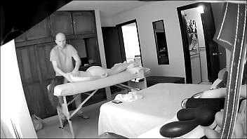 Decidi tomar un masaje real en casa y el masajista fue muy profesional hasta que le pedi ponerme un plug en el culo y termino fajandome desnuda
