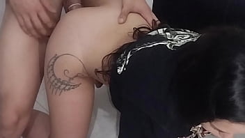 Después de un largo día de clases la universitaria más hermosa se quita el estrés esperando a su novio con una sorpresa muy caliente