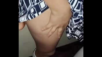 Hermosa colegiala siendo follada por ese bello coño por su hermanastro de verga enorme pero a ella le encanta el sexo