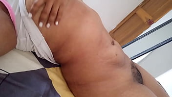 Puta latina se levanta con sus bragas mojadas y con rico olor a vagina y le da ganitas de masturbarse
