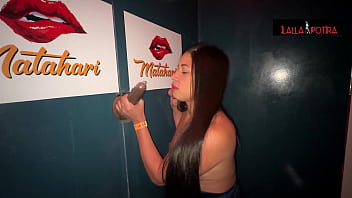 Fui no gloryhole e achei um pau gostoso grande e grosso dei gostoso na frente do corno mas o outro pequeno e parecia uma mata atlantica