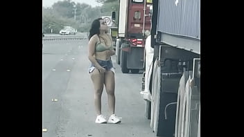 Buscaba hacer travesuras de exhibicionismo en la carretera coqueteando con traileros mientras mi novio grababa mi shortcito