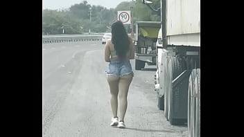 Buscaba hacer travesuras de exhibicionismo en la carretera coqueteando con traileros mientras mi novio grababa mi shortcito