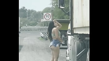 Buscaba hacer travesuras de exhibicionismo en la carretera coqueteando con traileros mientras mi novio grababa mi shortcito