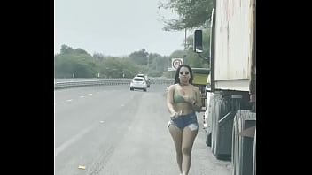 Buscaba hacer travesuras de exhibicionismo en la carretera coqueteando con traileros mientras mi novio grababa mi shortcito