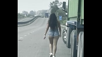 Buscaba hacer travesuras de exhibicionismo en la carretera coqueteando con traileros mientras mi novio grababa mi shortcito