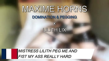 Elle a tout pris en main mon cul ma gorge mon plaisir sa main son poing son énorme gode tout s’enfonce en