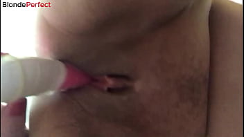 Coroa com a buceta babando de tesão sem um pau para me fazer ela goza e teve que se masturbar com brinquedo quem ai me ajudaria a goza gostoso