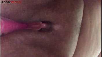 Coroa com a buceta babando de tesão sem um pau para me fazer ela goza e teve que se masturbar com brinquedo quem ai me ajudaria a goza gostoso