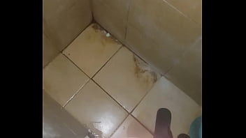 Pija corta eyaculando